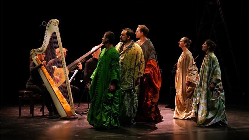 In „Teatro di Verzura“ erlebt das Publikum ein interessantes Zusammenspiel aus Licht, Schatten, Gesang und Melodie
