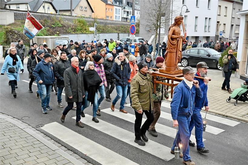 In Tetingen führte der Umzug von der „Schungfabrik“ zur Kirche und dann zum Grab eines Bergarbeiters
