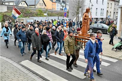 In Tetingen führte der Umzug von der „Schungfabrik“ zur Kirche und dann zum Grab eines Bergarbeiters
