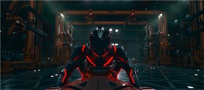 In „Tron: Ares“ verwandelt sich die KI in eine Menschengestalt. Ihr Ziel: eine Krise zwischen Mensch und Maschine verhindern.
