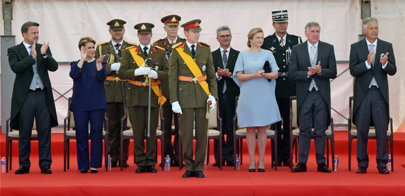 In Uniform verfolgte Großherzog Henri die Militärparade zum nationalen Feiertag