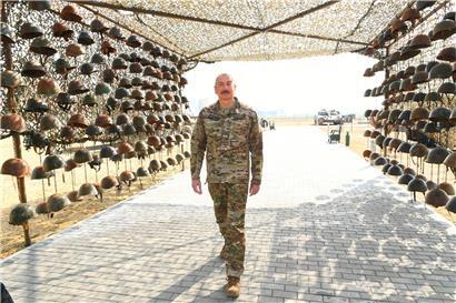 In Uniform zwischen den Helmen getöteter Armenier: Aserbaidschans Präsident Alijew bei der Eröffnung des „Trophy Park“ 
