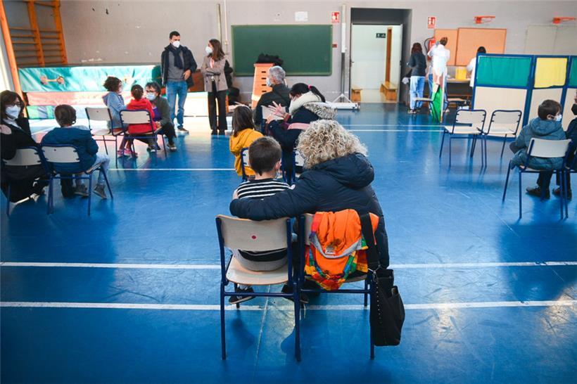 In Valencia warten Kinder in einer Schule auf ihre Impfung – mit dem Boostern bei Erwachsenen hapert es noch beim einstigen Impfmusterschüler Spanien
