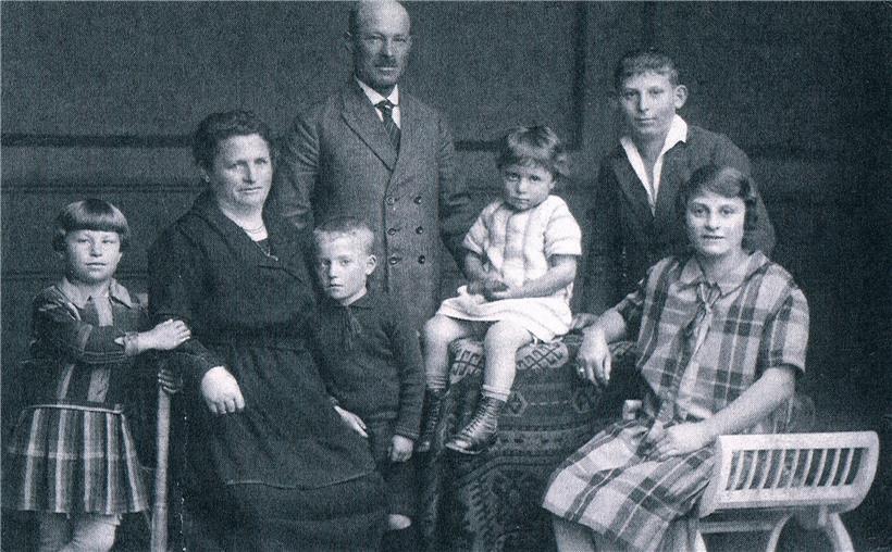 In Wawern um 1928. Paula, Sara, Norbert, Aron, Erna, Jakob, Sophie (v.l.)
