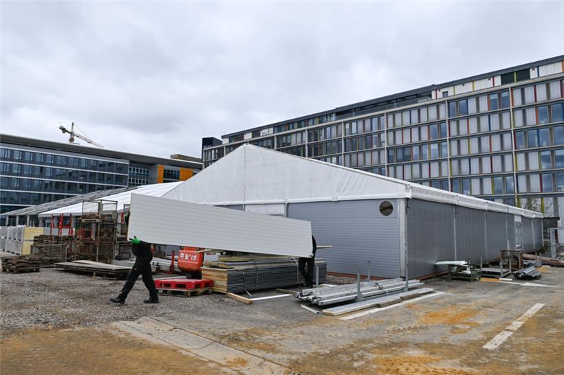 In Windeseile haben die Mitarbeiter externer Firmen gemeinsam mit den Helfern de...