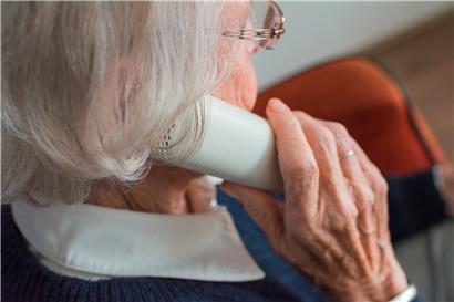 In Zeiten der Isolation ist das Telefon eine der Verbindungen zur Außenwelt für Senioren. Soziale Medien verkürzen für digital-affine ältere Menschen, die allein leben, die Distanz zur Familie und zu Bekannten.
