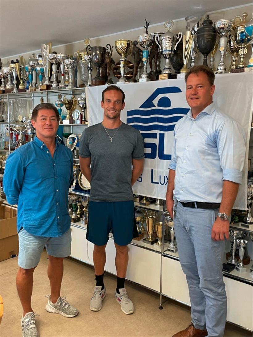 In Zukunft sollen weitere Pokale in die Sammlung des SL um die beiden Trainer Jaime Arroyo-Toledo und Maël Rugani sowie Präsident Bjoern Poels (v.l.n.r.) dazukommen
