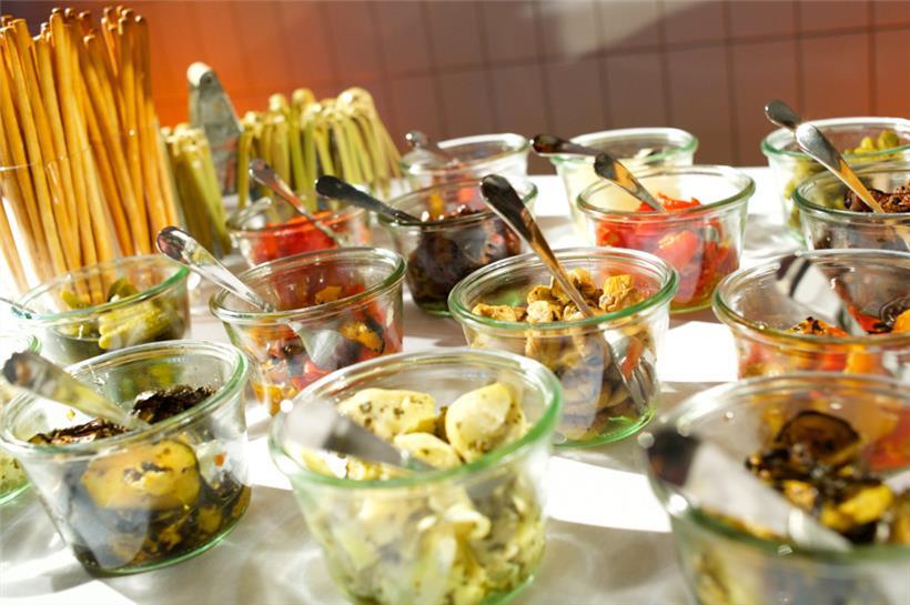 In Zukunft werden Caterer wahrscheinlich auf große Buffets verzichten und auf mundgerechte Portionen setzen
