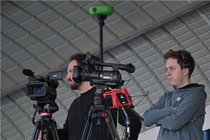 In Zukunft werden die Kamera-Teams von RTL (auf dem Foto: die Produktionsfirma Ligen) wieder für die Live-Übertragung von einem Topspiel pro Woche zuständig sein, alle anderen Begegnungen werden von automatisierten Kameras aufgenommen
