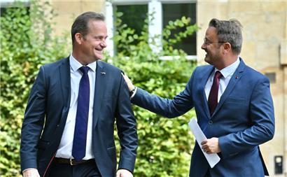 In aller Freundschaft: Oliver Paasch, Ministerpräsident der deutschsprachigen Gemeinschaft Belgiens (links), und Premierminister Bettel
