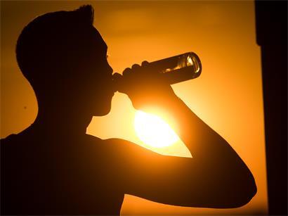 Positiver Alkoholtest auf Atemalkoholmessgerät bei Verkehrskontrolle, Fahrer mit Alkoholkonsum erkannt