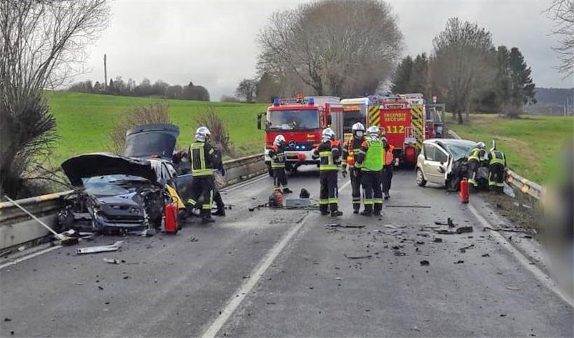 In beiden Fahrzeugen sind die Fahrer durch den frontalen Crash eingeklemmt worden.
