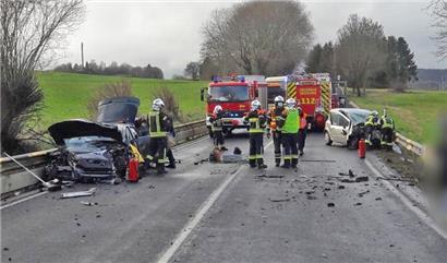 In beiden Fahrzeugen sind die Fahrer durch den frontalen Crash eingeklemmt worden.
