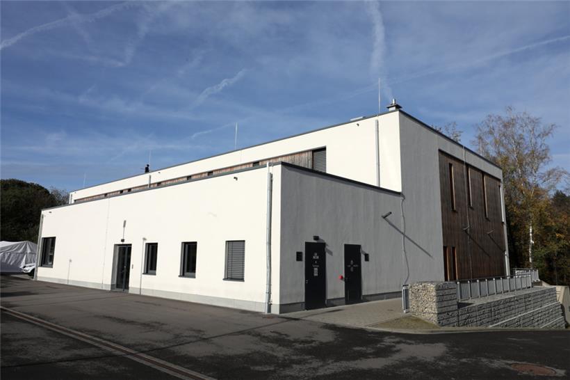 In dem Gebäude in der Nähe des Flughafens bekommen die Menschen eine warme Mahlz...