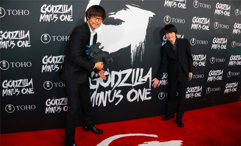 In dem Godzilla von Takashi Yamazaki (links auf dem Bild, neben dem Schauspieler Ryunosuke) kulminiert alles Zerstörerische der Atombombe, ein Bild des absoluten Schreckens, aber auch der Hybris des Menschen
