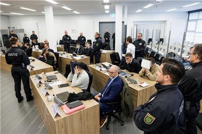 In dem Prozess sind sechs Männer wegen schweren Bandendiebstahls, Brandstiftung und besonders schwerer Brandstiftung angeklagt
