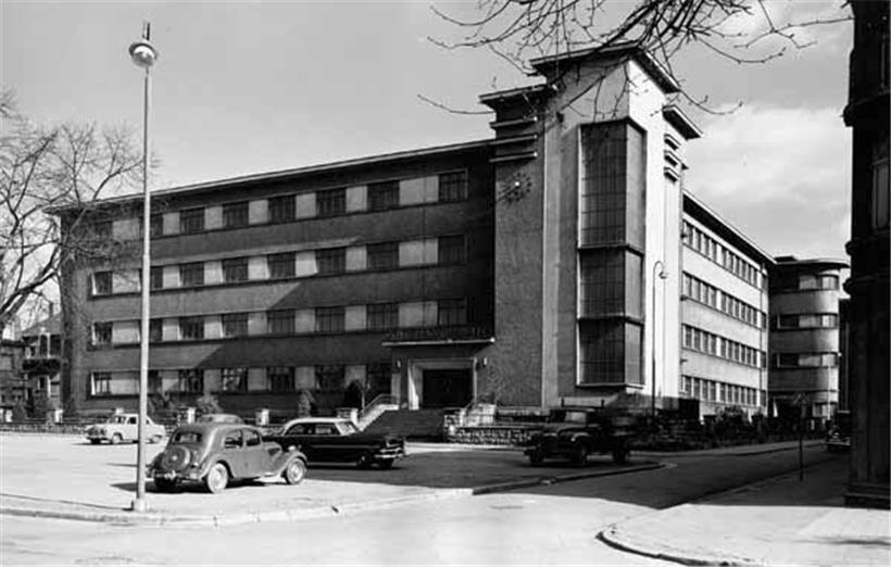 In den 1930er Jahren bekam die Schule ihren ersten festen Sitz am Victor-Hugo-Pl...