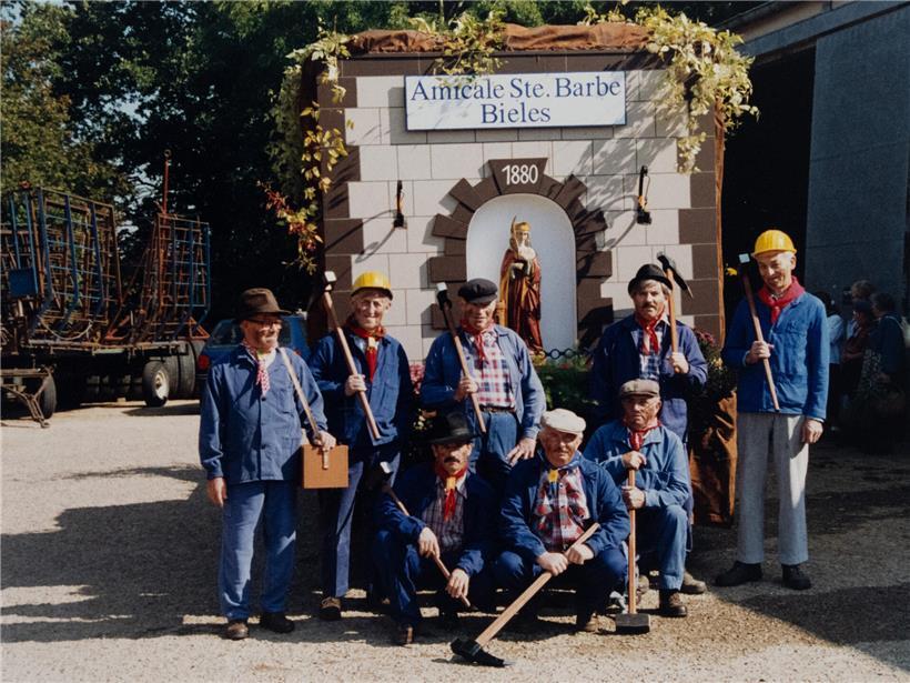 Junge engagierte Vereinsmitglieder der 90er Jahre diskutieren über die Übernahme der Vereinsführung