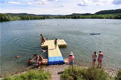 In den Baggerweihern in Remerschen darf wieder gebadet werden – derzeit dürfte das Wasser aber noch etwas kalt sein
