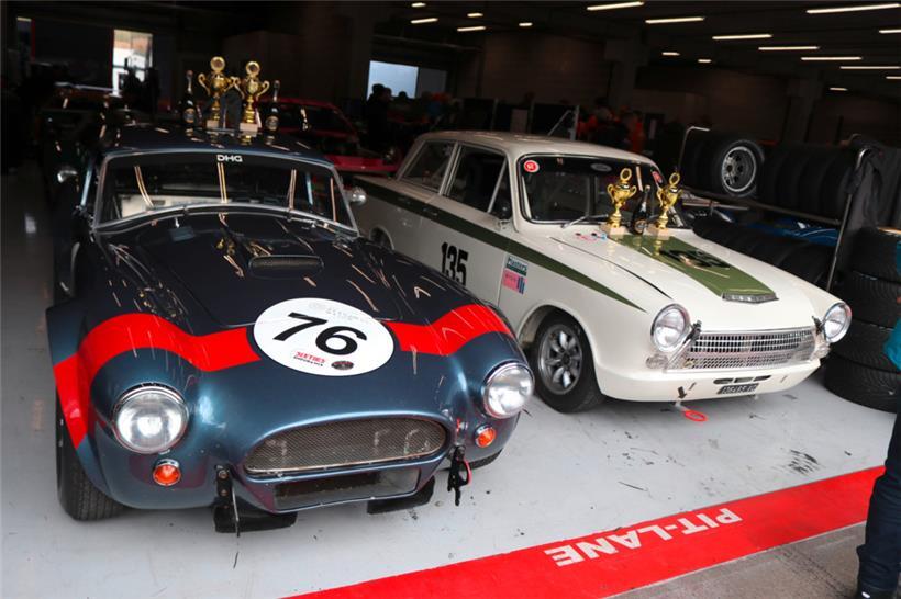 In den Boxen und auch außerhalb konnte man überall wahre Automobilschätze der ve...