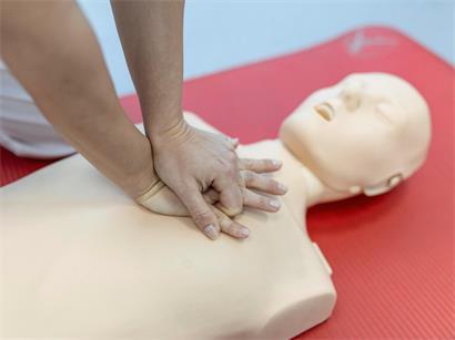 Teilnehmer üben Erste Hilfe an geschlechtsneutralen Trainingspuppen im CGDIS Kurs für Notfallmaßnahmen