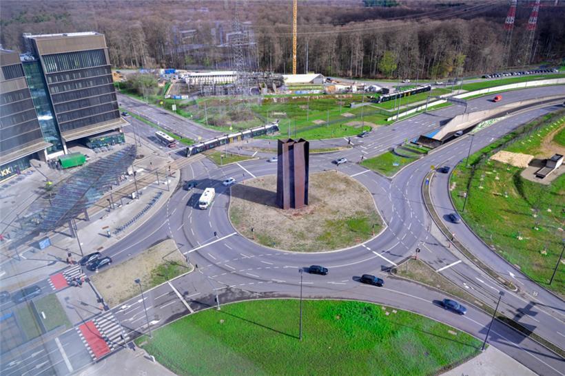 In den Ferien präsentiert sich den Angestellten in dem Gebäude am Kreisel ein we...
