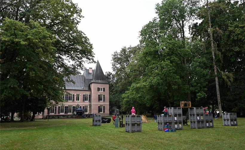 In den Ferien verwandelt sich der Park vor dem Rathaus in Erpeldingen in eine gr...