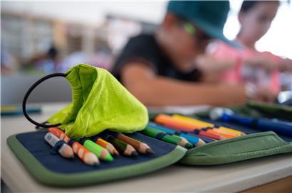 In den Klassenzimmern der Grundschulen herrscht keine Maskenpflicht. In den Lyzeen hängt es davon ab, ob die Direktion besondere Maßnahmen ergriffen hat oder nicht. 
