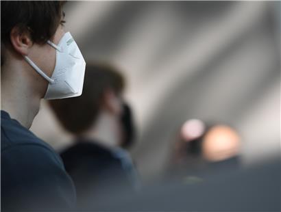 In den Klassenzimmern gilt eigentlich keine Maskenpflicht. Dennoch bestehen einige Lehrer darauf. Die Zahl der infizierten Schüler an Luxemburger Lyzeen steigt weiter an. 
