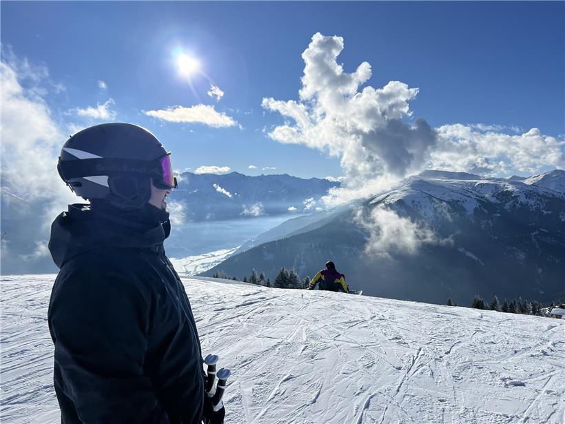 Leere Ski-Pisten im Morgenlicht mit griffigem Schnee und entspannter Atmosphäre für Winterurlaub und Skifahren