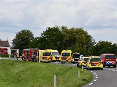 Auto in den Niederlanden fährt in Gruppe von Schülern auf Fahrrädern, Unfall mit verletzten Kindern auf Straße