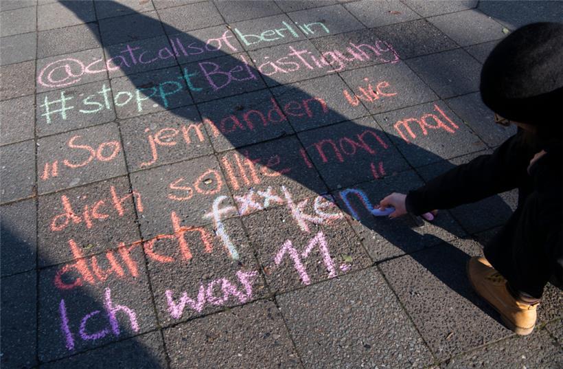 In den Niederlanden seit Kurzem strafbar: „Catcalling“ – darunter fallen neben unpassenden Kommentaren und Gesten auch Pfiffe oder anzügliche Geräusche und aufdringliche Blicke
