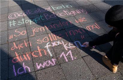 In den Niederlanden seit Kurzem strafbar: „Catcalling“ – darunter fallen neben unpassenden Kommentaren und Gesten auch Pfiffe oder anzügliche Geräusche und aufdringliche Blicke
