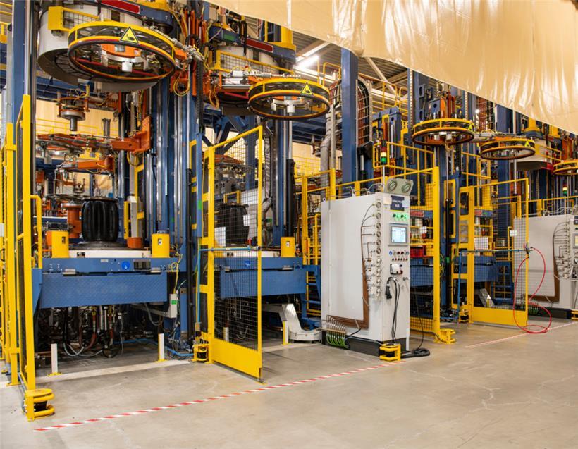 In den Öfen erhalten die Reifen ihre endgültige Form mit dem gewünschten Reifenprofil
