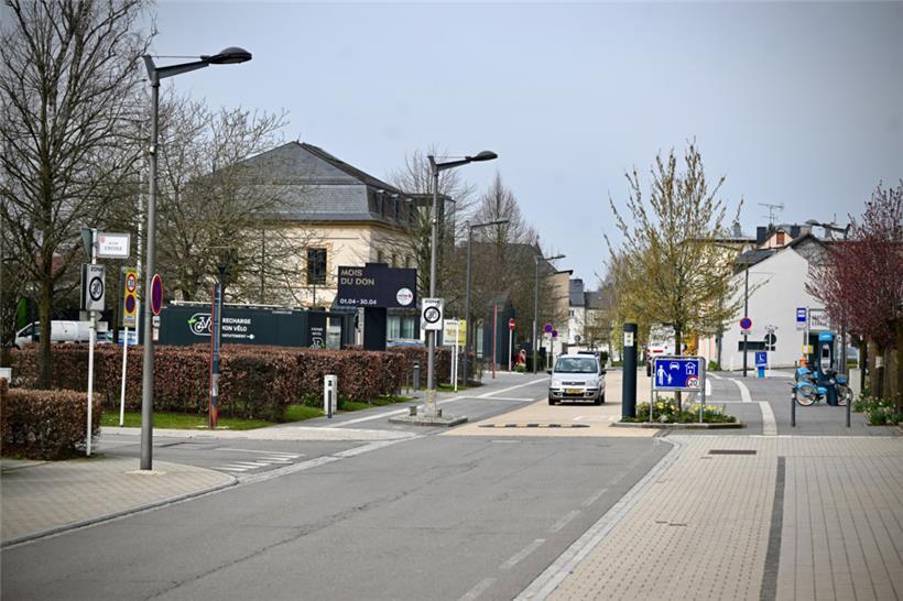 In den Osterferien geht es im Shared Space vor dem Rathaus in Strassen etwas ruhiger zu – im Berufsverkehr sieht es dann allerdings anders aus
