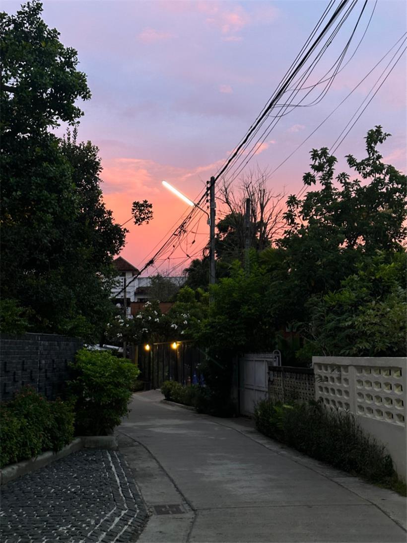 In den Straßen Chiang Mais kehrt bei Sonnenuntergang Ruhe ein
