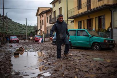 In den Straßen in Montemurlo nahe Prato steht der Schlamm. In der Region gilt wegen der Auswirkungen des Sturms der Notstand. 
