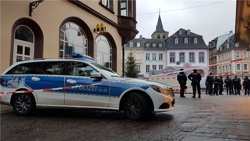 In den Stunden nach der Tat wurde ein Großteil der Fußgängerzone streng abgeriegelt, so wie hier der Zugang zum Hauptmarkt. Nach der Spurensicherung wurde die Sperrung am Mittwoch aber schon wieder ganz aufgehoben.

