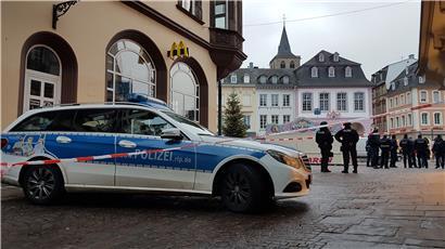 In den Stunden nach der Tat wurde ein Großteil der Fußgängerzone streng abgeriegelt, so wie hier der Zugang zum Hauptmarkt. Nach der Spurensicherung wurde die Sperrung am Mittwoch aber schon wieder ganz aufgehoben.
