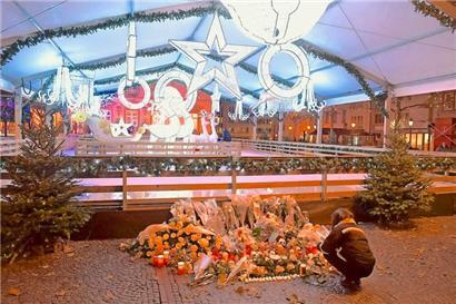 In den Tagen nach dem Unglück im November 2019 gedachten viele Menschen des verstorbenen Jungen, indem sie Blumen, Kerzen und Kuscheltiere niederlegten
