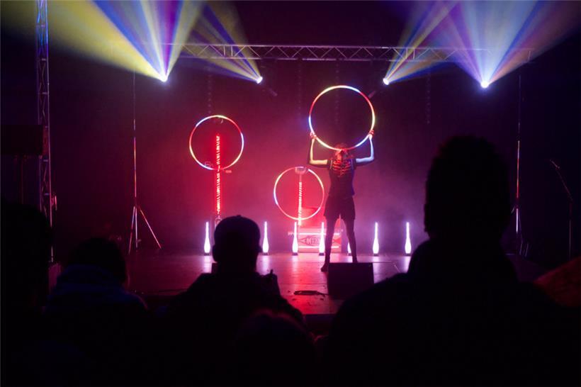 In den Zirkuszelten knistert die Spannung – Akrobaten und Diabolo-Spieler begeis...