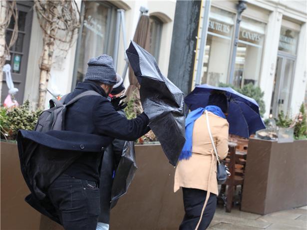 Wolkenverhangener Himmel mit starkem Regen und Wind, Wettervorhersage für nass und stürmisch kommende Tage