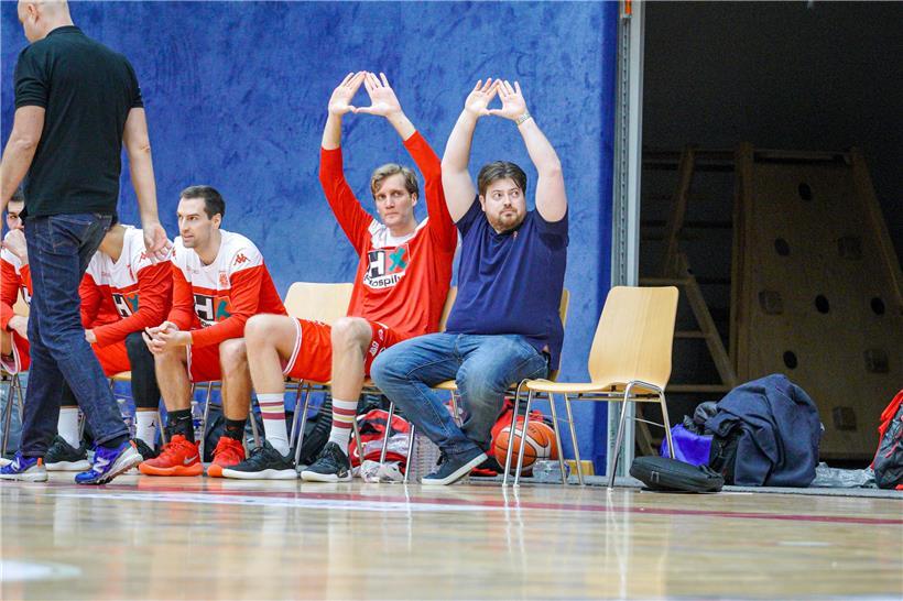 In den letzten Jahren nahm Pit Rodenbourg (rechts, in der letzten Saison gegen Fels) vor allem neben den Spielern auf der Bank Platz
