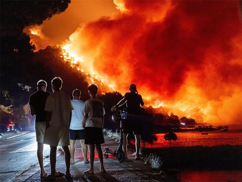 In den vergangenen Tagen loderten die Flammen in Kroatien, wie hier an der Adriaküste in der Nähe von Omis im Süden