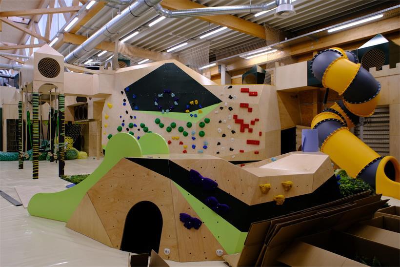 „Boulder Forest“ in Leudelingen: Neue Halle verbindet Klettern mit Outdoor-Gefühl In der Adventure-Zone können Kinder spielerisch klettern, rutschen und das Bouldern entdecken