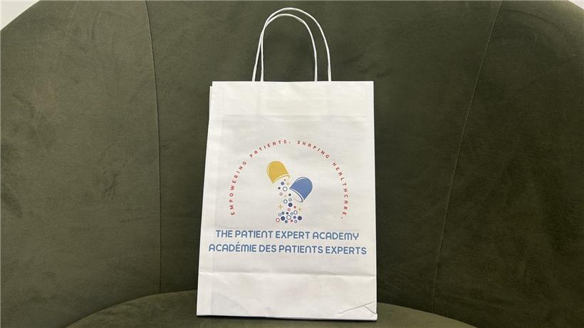 Patientenexperte bei Akademie, lernt gesellschaftspolitisches Wissen für bessere Patientenvertretung einzusetzen