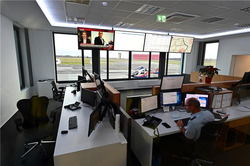 In der Alarmzentrale sorgen Mitarbeiter der LAR für den reibungslosen Ablauf sämtlicher Missionen im In- und Ausland
