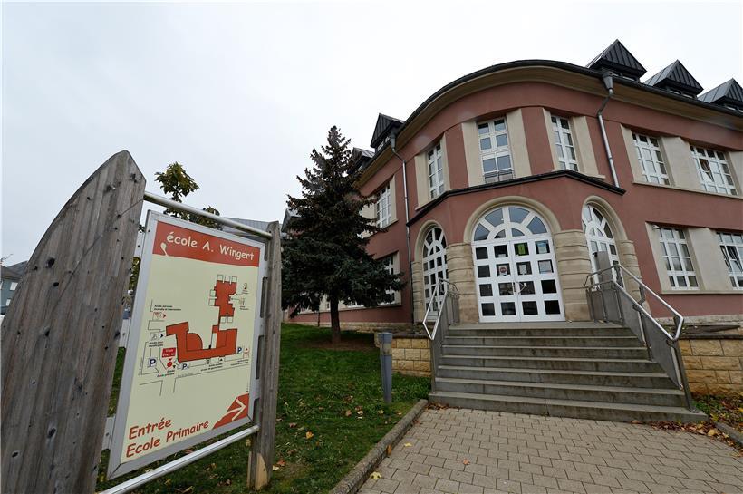 In der Albert-Wingert-Schule in Schifflingen gab es Infektionsketten und Cluster. Auch zwei weitere Schulen im Ort hatten hohe Infektionszahlen. Die sanitären Maßnahmen mussten an allen drei Schulen angepasst werden. Am Mittwoch können die Schüler wieder in die Schule.
