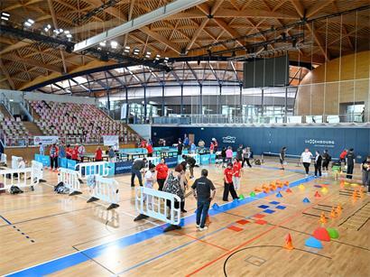 Bewegte Menschenmenge in der Arena der Coque am Samstag bei sportlicher Veranstaltung