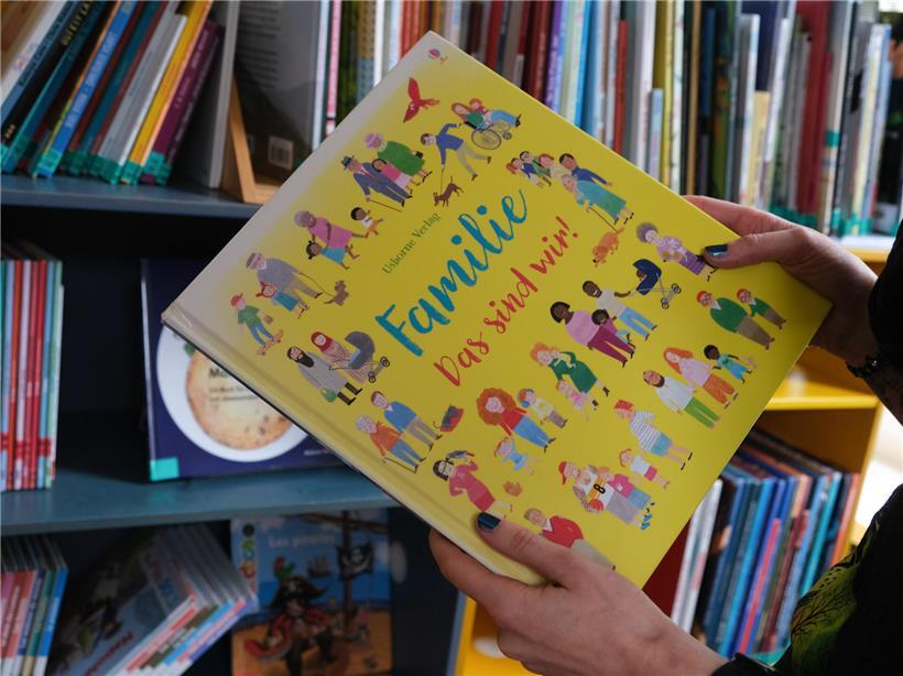 Getarnte Tiere und die Hüterin von 60.000 Schätzen Vielfältige Familien lesen gemeinsam bunte Geschichten in der mehrsprachigen Bibliothek für alle Generationen